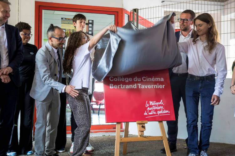 Les élèves révèlent le nouveau panneau d'entrée de leur établissement avec le nom "collège du cinéma - Bertrand Tavernier".